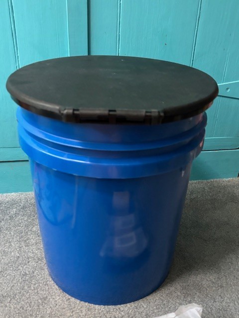 NEW CAMCO 5 GAL TOILET BUCKET W/SEAT + 63 TOILET WASTE BAGS CAMPING HIKING